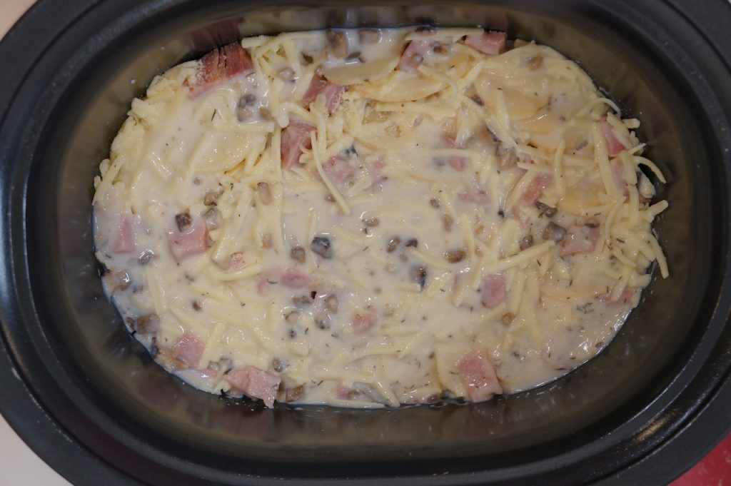 https://www.crockpotsandflipflops.com/wp-content/uploads/2021/10/Easy-Scalloped-Potatoes-all-1024x681.jpg